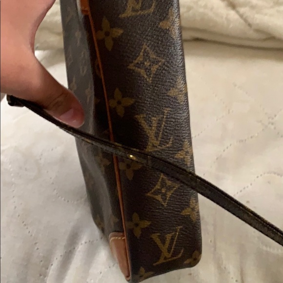 Louis Vuitton crossbody AUTHENTIC!!!!! - Picture 6 of 7
